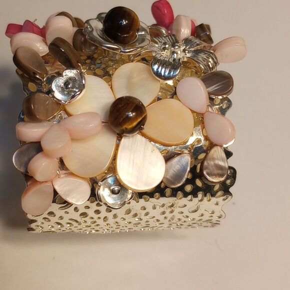 Jessica Simpson Chunky Pink Flower Bangle - Picture 8 of 9